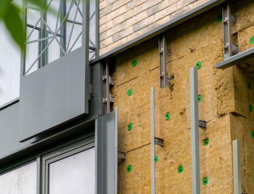 Ante un clima cada vez más extremo, adaptar colegios y hospitales exige actuar primero sobre la envolvente del edificio